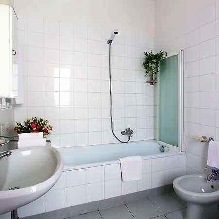 Residenza Cavour 3* פארמה